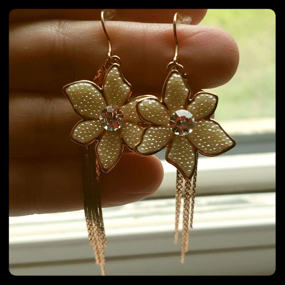 White and Gold Dangle Flower earrings👠💞